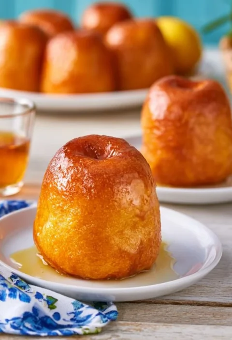 Babà al Rum, dolce tradizionale napoletano imbevuto di rum