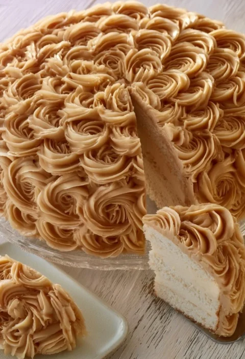 Cheesecake al Caramello con salsa di caramello sopra e decorazioni