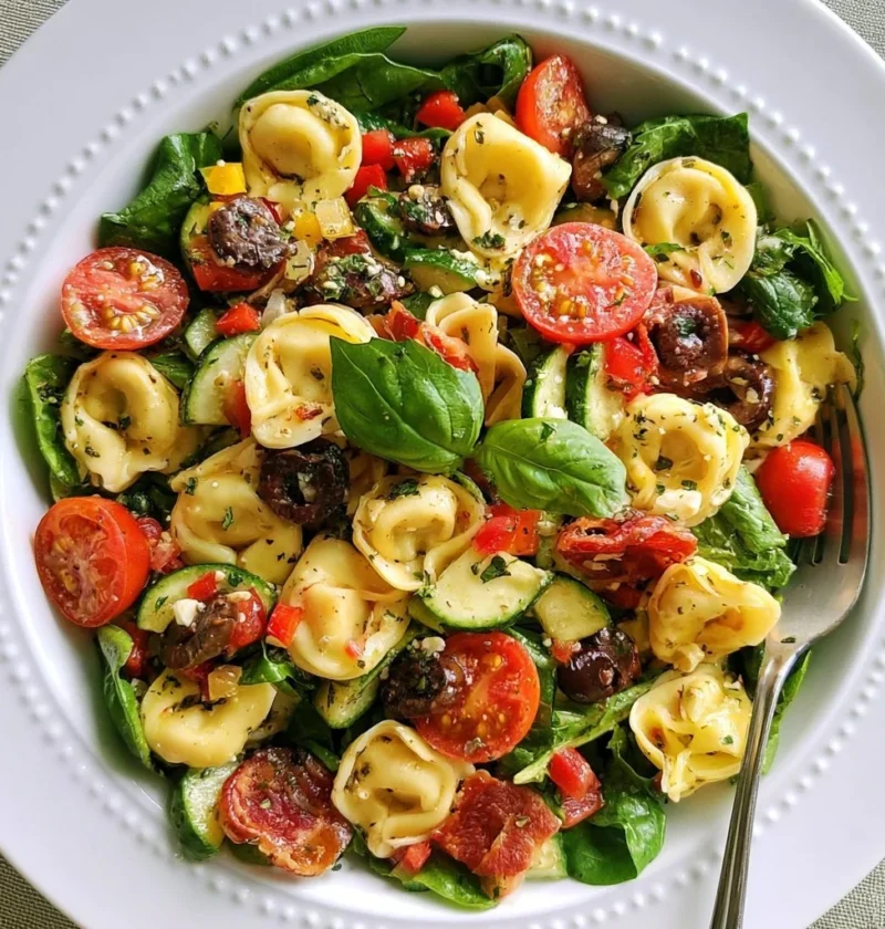 Insalata di tortellini colorata e fresca per pranzi estivi