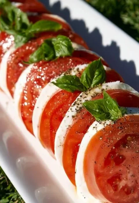 Insalata di Mozzarella e Pomodoro con basilico fresco