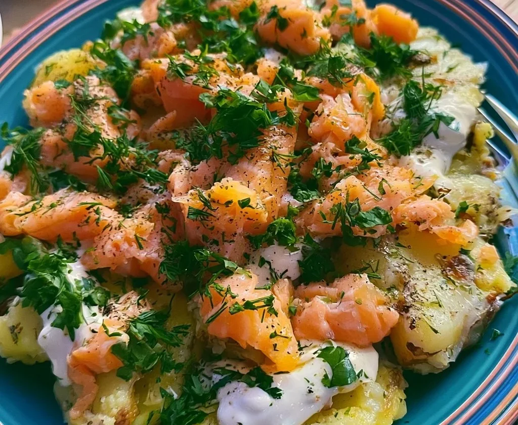 Insalata di Patate e Salmone con ingredienti freschi servita in un piatto elegante.