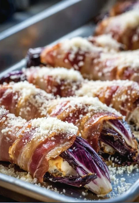 Involtini di radicchio di Treviso e pancetta gratinati appena usciti dal forno.