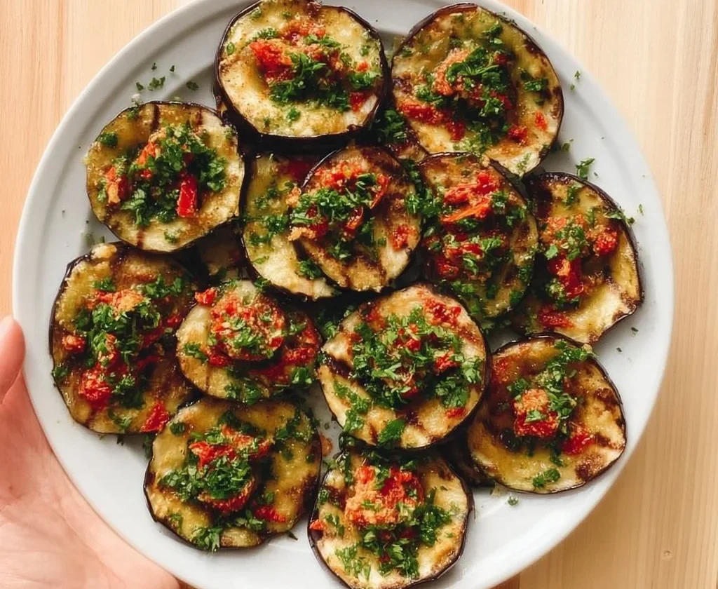 Melanzane grigliate servite con salsa al prezzemolo fresca.