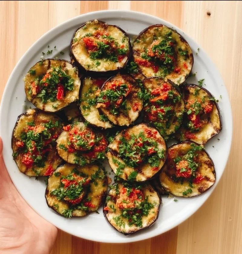 Melanzane grigliate servite con salsa al prezzemolo fresca.