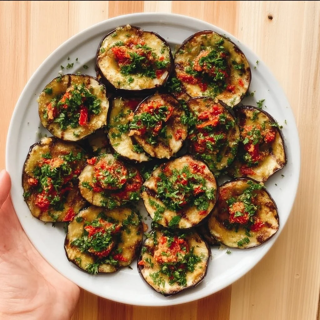 Melanzane grigliate servite con salsa al prezzemolo fresca.