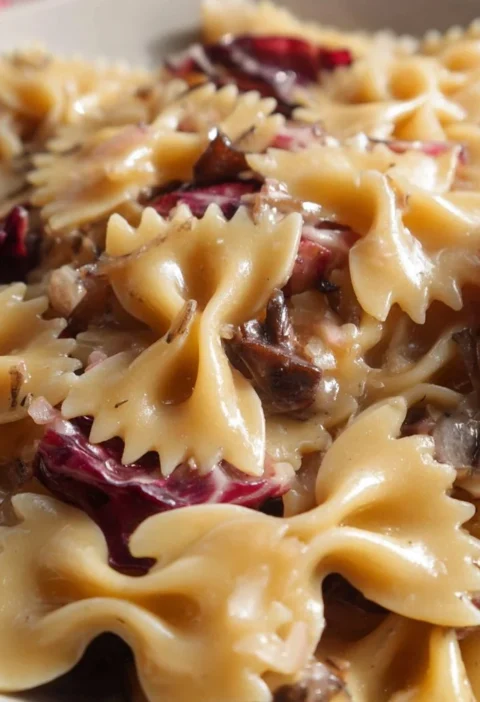 Pasta con Radicchio cremosa pronta da servire in un piatto