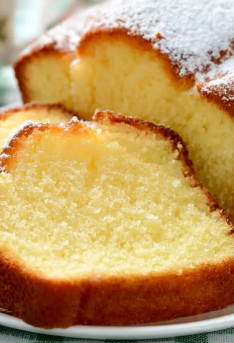 Plumcake con farina di riso e yogurt su un piatto decorativo