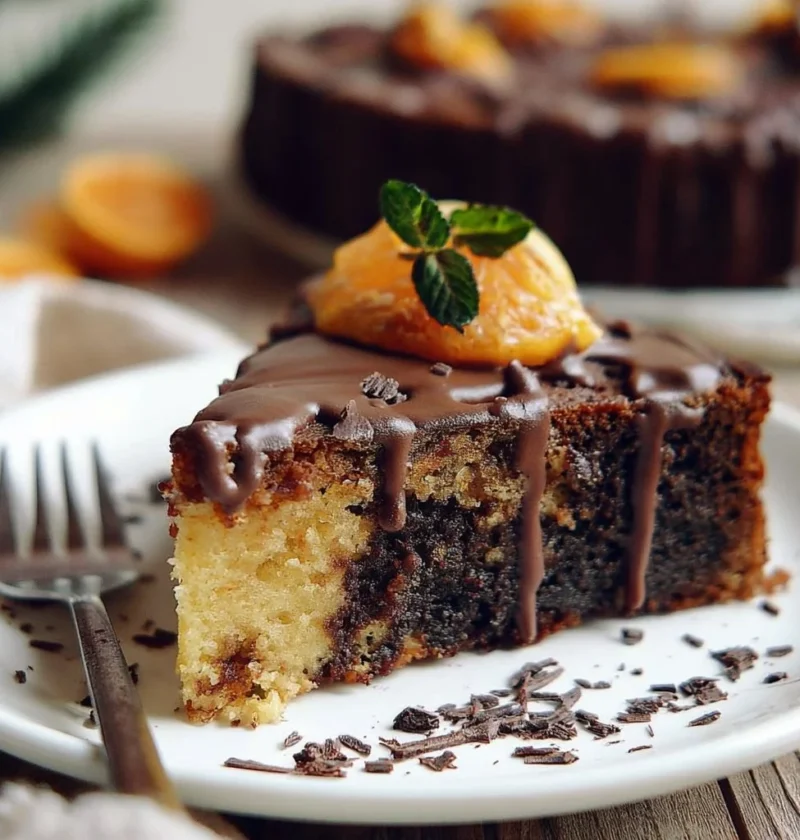 Poke cake al cioccolato e arancia decorato con glasse bavarese.