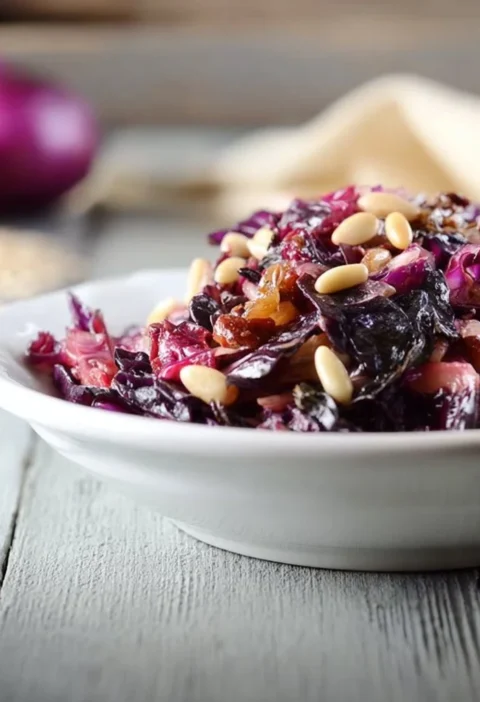 Radicchio saltato in padella con uvetta e pinoli