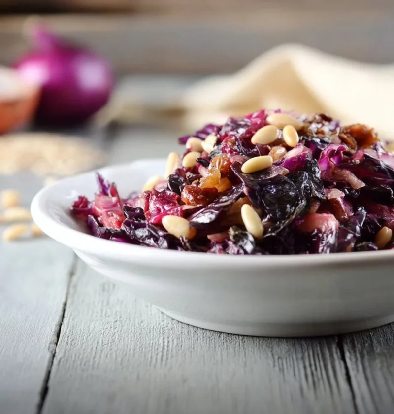 Radicchio saltato in padella con uvetta e pinoli