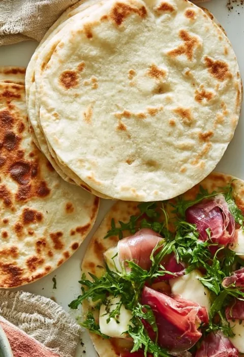 Piadina fatta in casa con formaggio e erbe, piatto tradizionale italiano