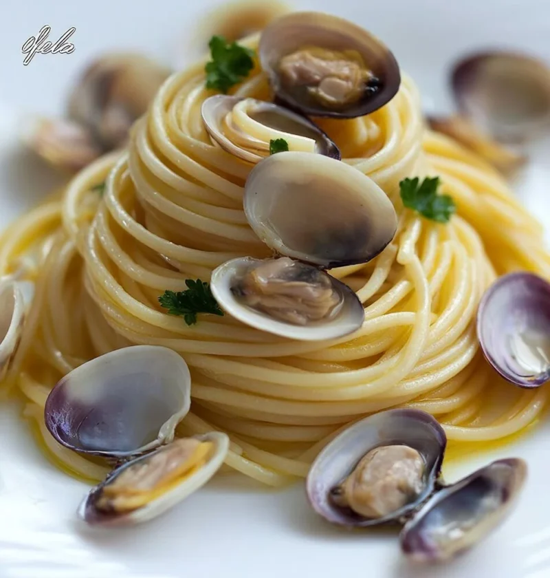 Piatto di Spaghetti alle Vongole con vongole fresche e prezzemolo