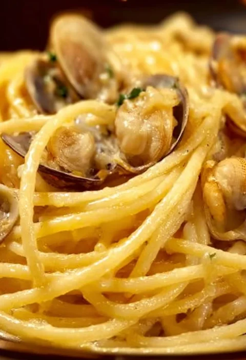 Spaghetti alle Vongole preparati con ingredienti freschi e saporiti