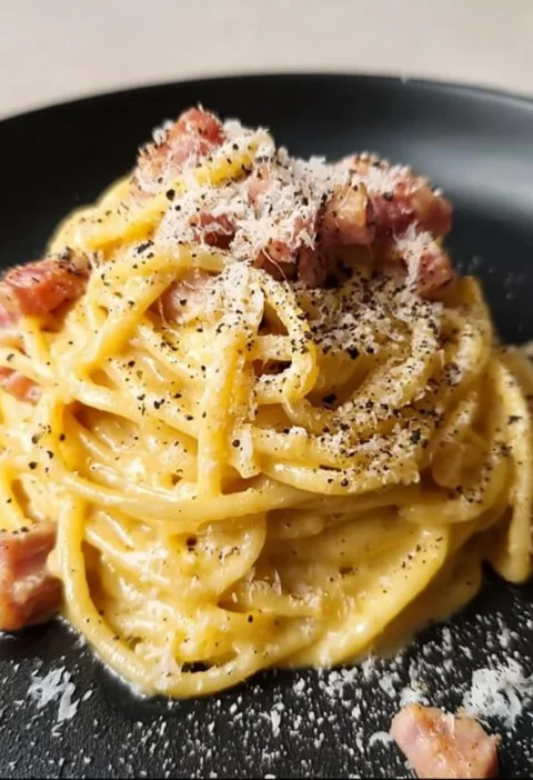 Piatti di Spaghetti Carbonara con guanciale e pecorino