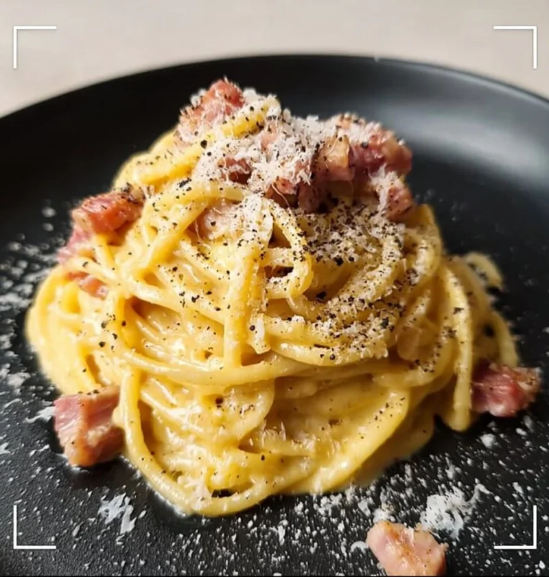 Piatti di Spaghetti Carbonara con guanciale e pecorino