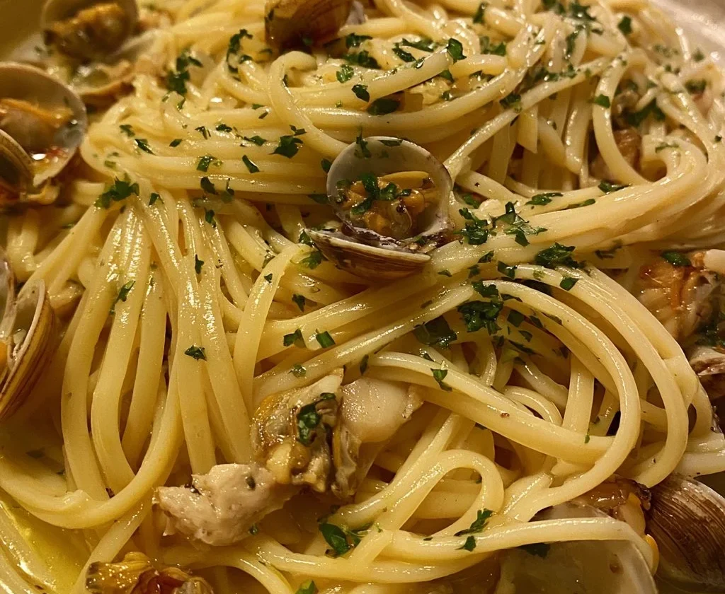 Spaghetti cremosi alle vongole veraci pronti da servire in un piatto delizioso