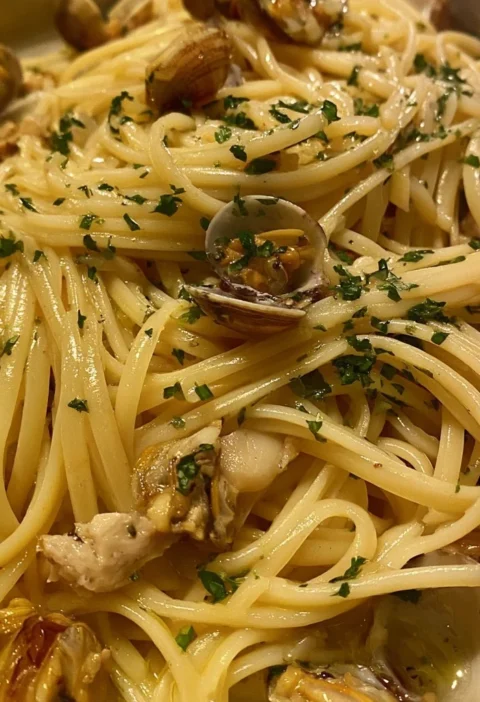 Spaghetti cremosi alle vongole veraci pronti da servire in un piatto delizioso
