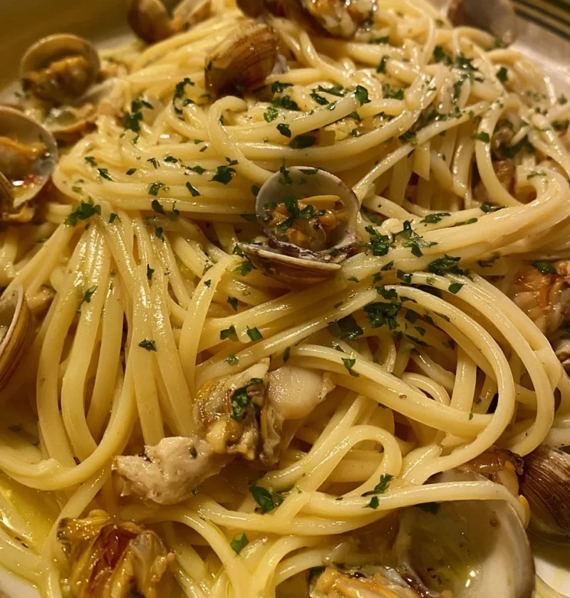 Spaghetti cremosi alle vongole veraci pronti da servire in un piatto delizioso