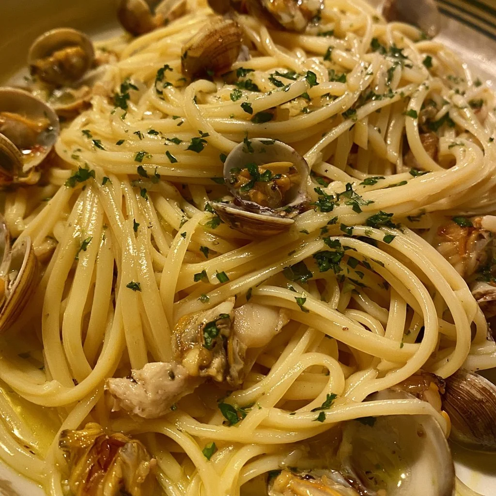 Spaghetti cremosi alle vongole veraci pronti da servire in un piatto delizioso