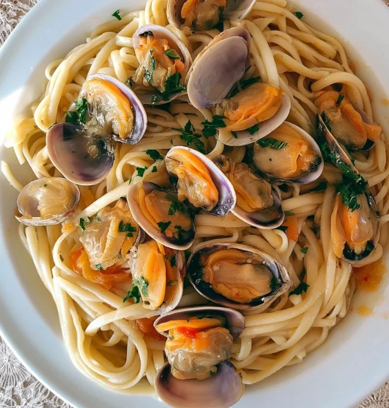 Tagliatelle con vongole, cannolicchi e fasolari in un piatto gustoso.