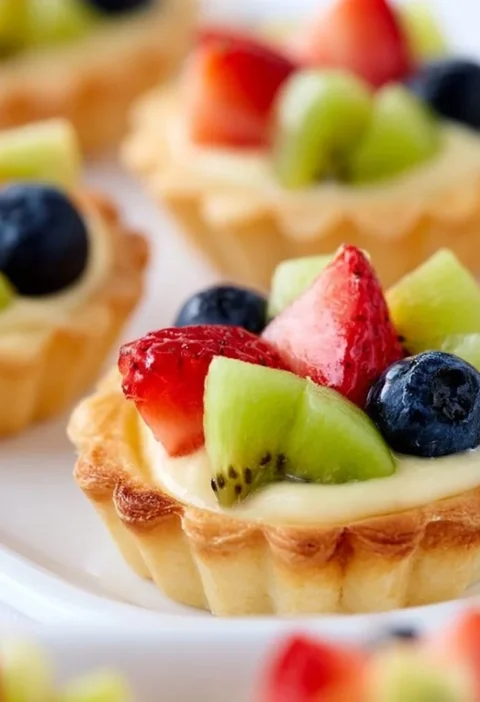 Tartellette alla frutta colorate e deliziose, dessert perfetto per ogni occasione.