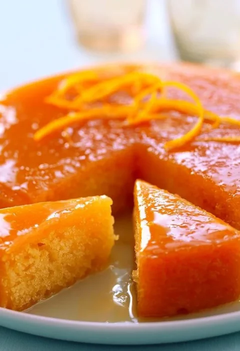 Torta all'arancia con glassa e fette di arancia decorativa
