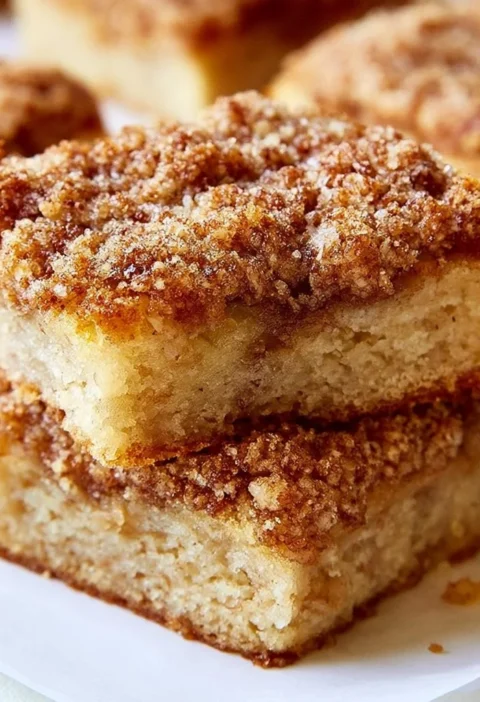 Torta di caffè con briciole di banana pronta per essere servita