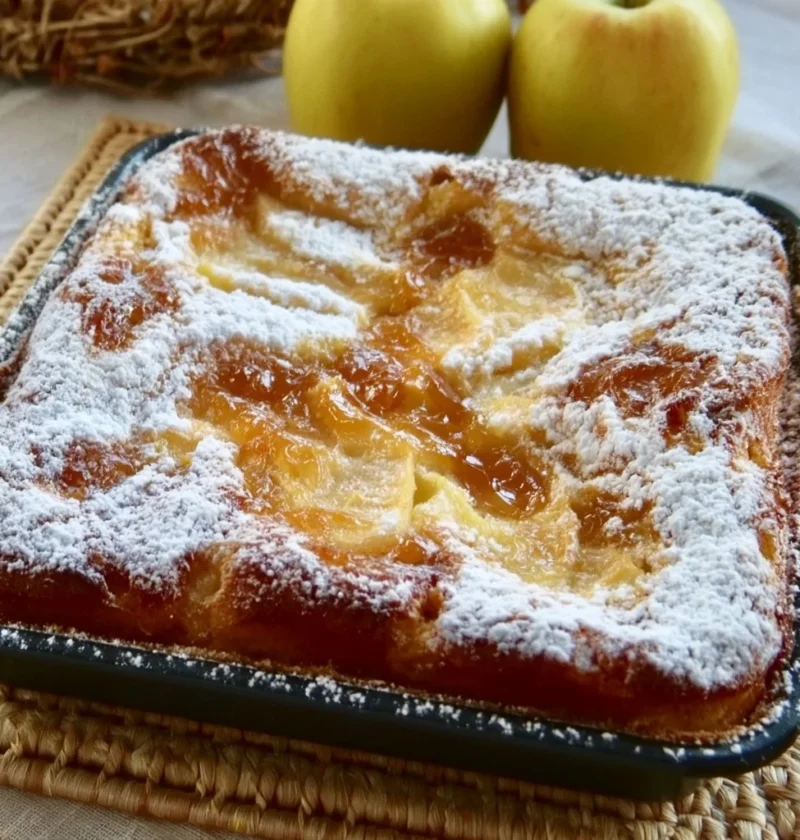 Torta di soli albumi con mele e marmellata su un piatto