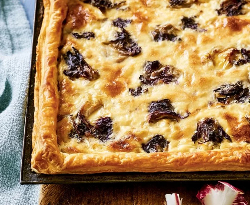 Torta salata con radicchio fresca e saporita
