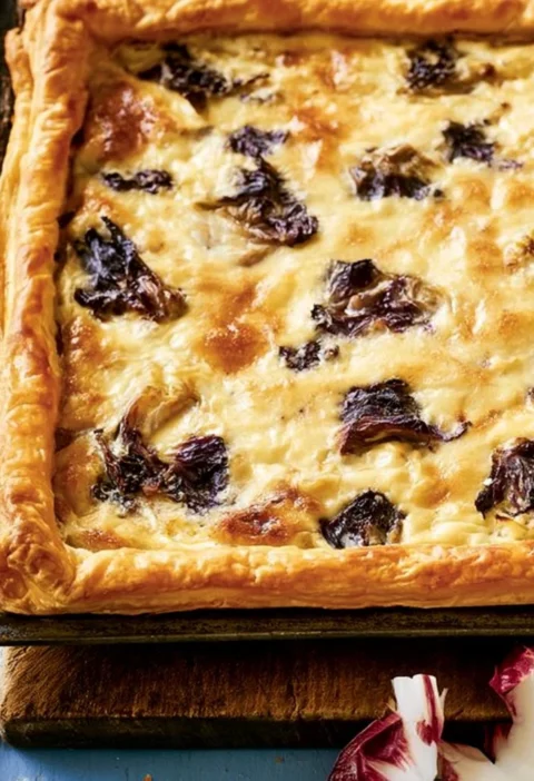 Torta salata con radicchio fresca e saporita