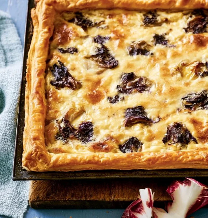 Torta salata con radicchio fresca e saporita