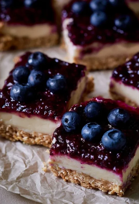 torta senza formaggio decorata con frutta fresca