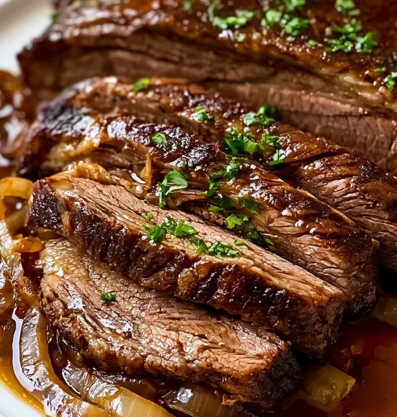 Brisket cucinato in crockpot con contorni gustosi e salsa saporita.