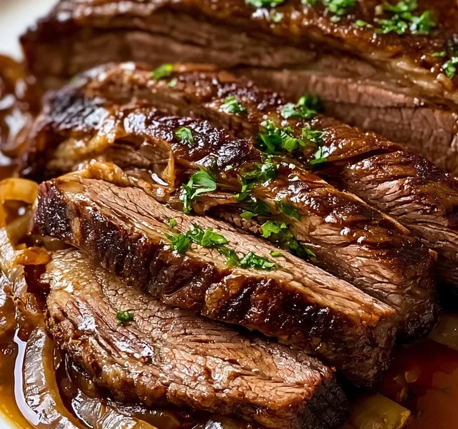 Brisket cucinato in crockpot con contorni gustosi e salsa saporita.