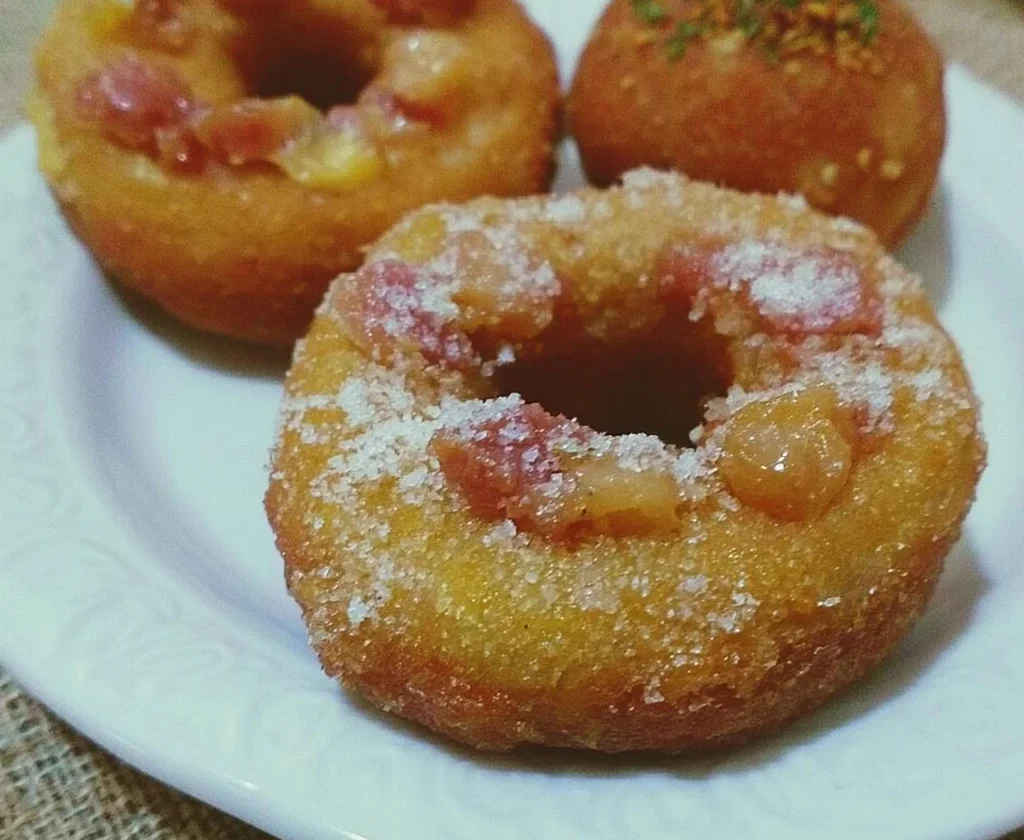 Ciambelle e bombe salate fresche e gustose, pronte da gustare.