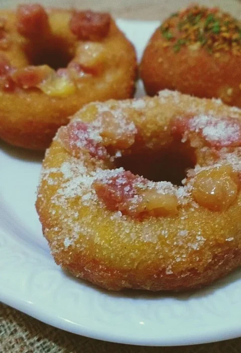 Ciambelle e bombe salate fresche e gustose, pronte da gustare.