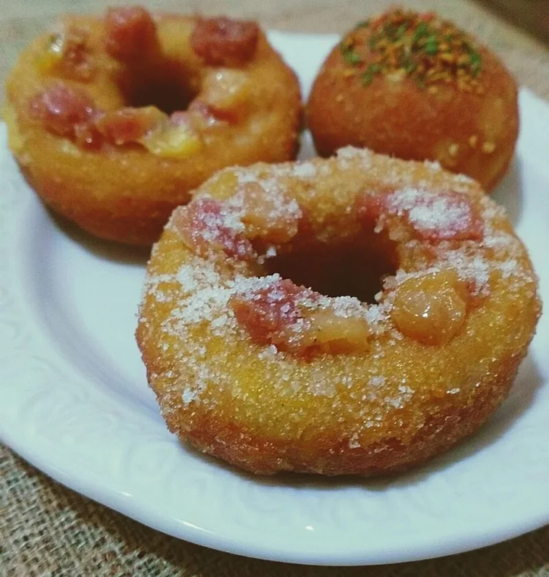 Ciambelle e bombe salate fresche e gustose, pronte da gustare.