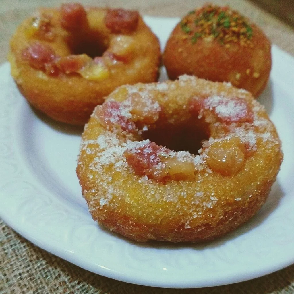 Ciambelle e bombe salate fresche e gustose, pronte da gustare.