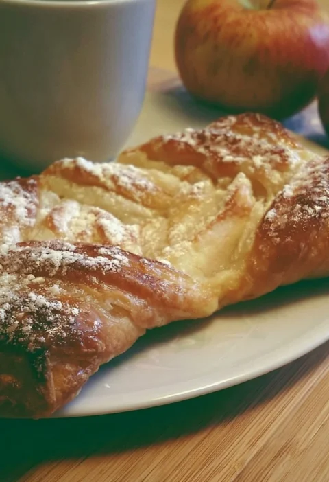Fette di Pasta Sfoglia farcite con mele per una colazione deliziosa