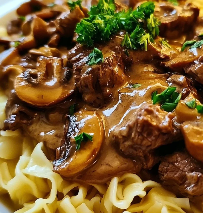 Filetto Stroganoff servito con contorni e salsa cremosa