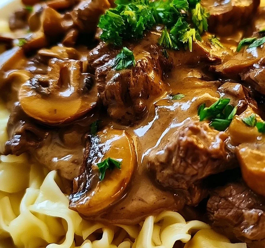 Filetto Stroganoff servito con contorni e salsa cremosa