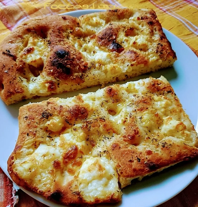 Focaccia al Formaggio fresca e soffice, un delizioso piatto ligure