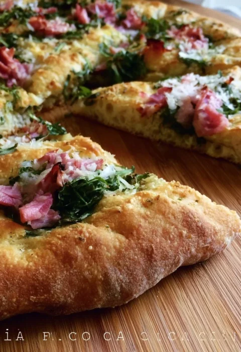 Focaccia furba con rucola e cotto servita su un piatto