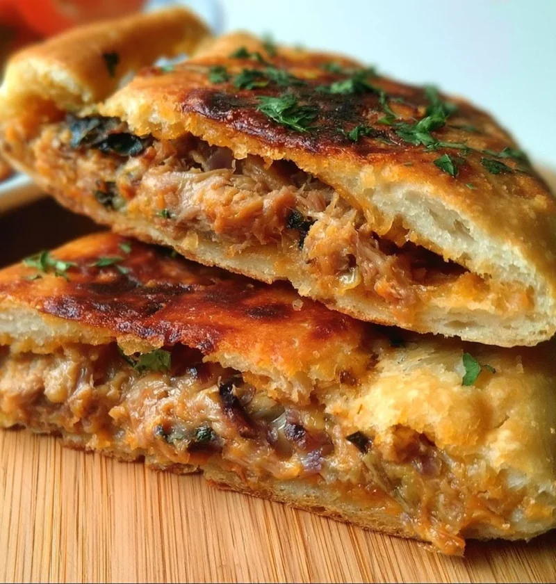 Focaccia Ripiena con Tonno e Cipolla, piatto tipico italiano.