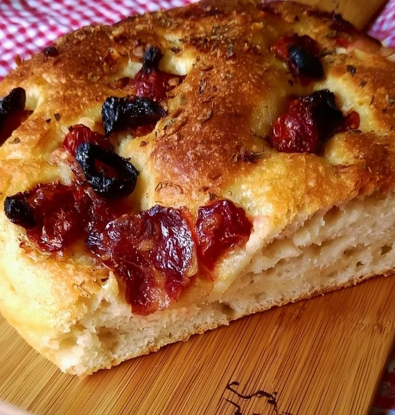 Focaccia Ripiena Salentina con ingredienti freschi e gustosi