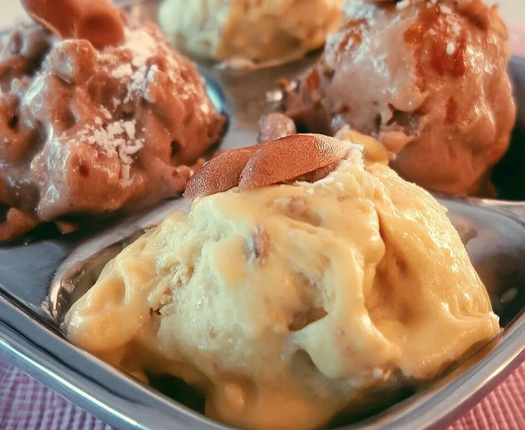Gelato all'amarena con amarene e crema in una coppa