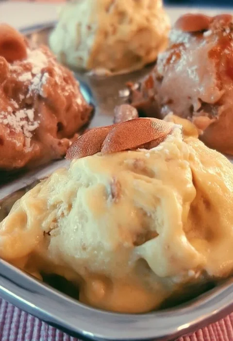 Gelato all'amarena con amarene e crema in una coppa