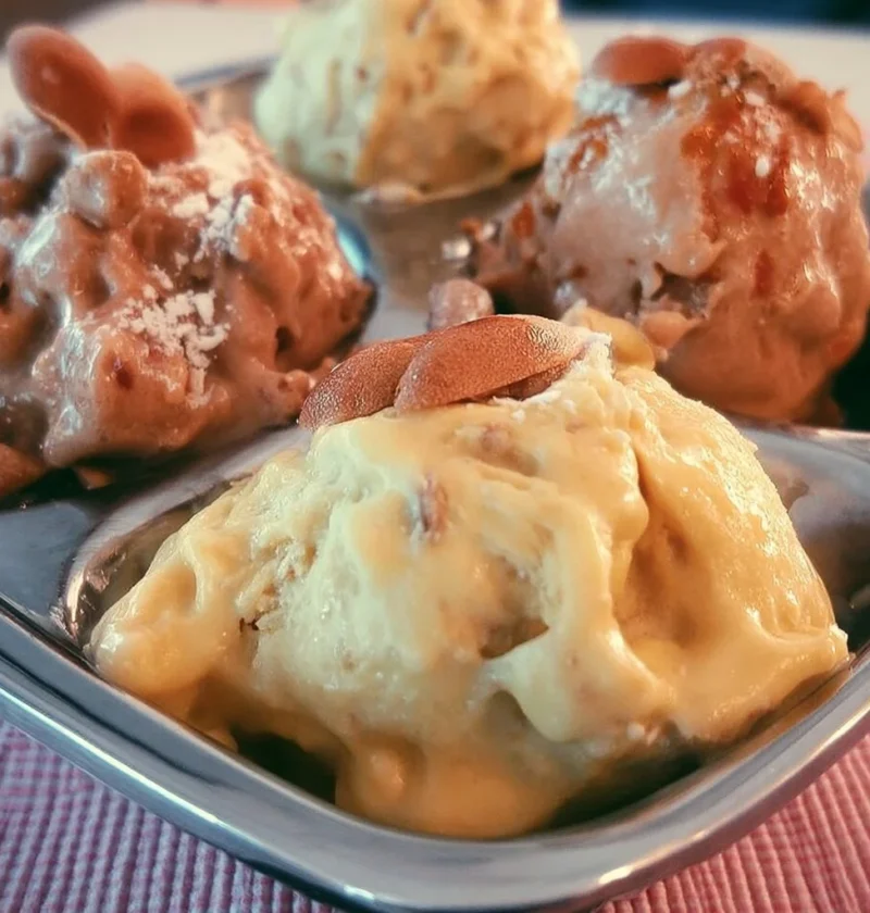 Gelato all'amarena con amarene e crema in una coppa