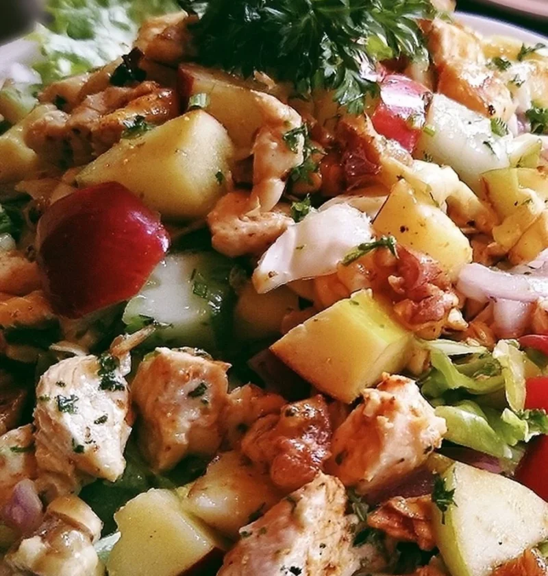 Insalata di pollo con mele, un piatto salutare e gustoso.