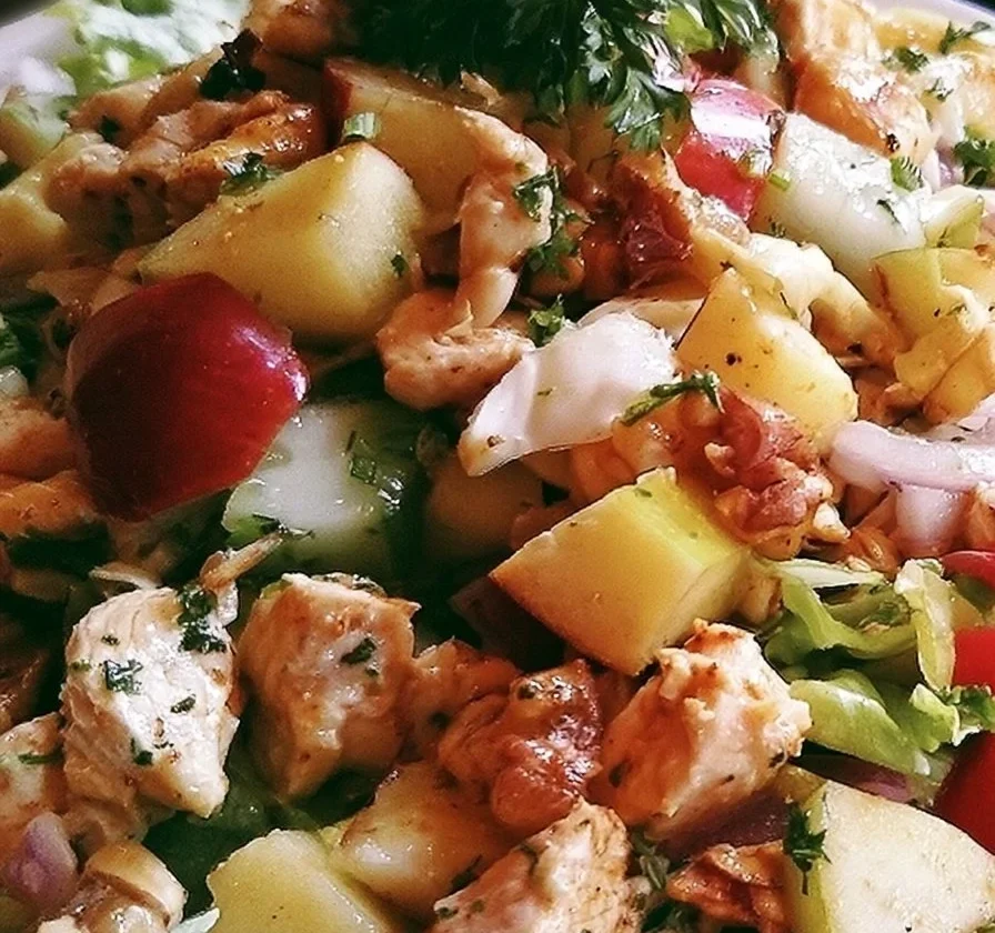 Insalata di pollo con mele, un piatto salutare e gustoso.